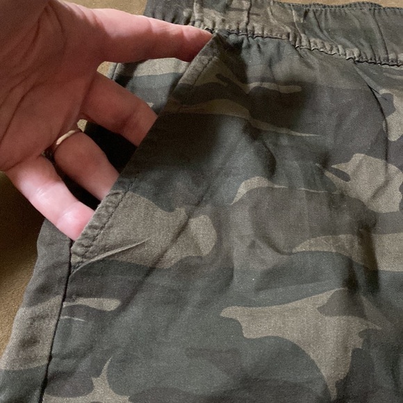 Camouflage shorts. Social Standard by Sanctuary. Small - Picture 3 of 3